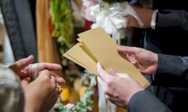 Я подарил своей сестре на  свадьбу конверт с нарезанными газетами. Мне не стыдно, потому что она не заслужила денег