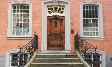 С входной двери начинается каждый дом